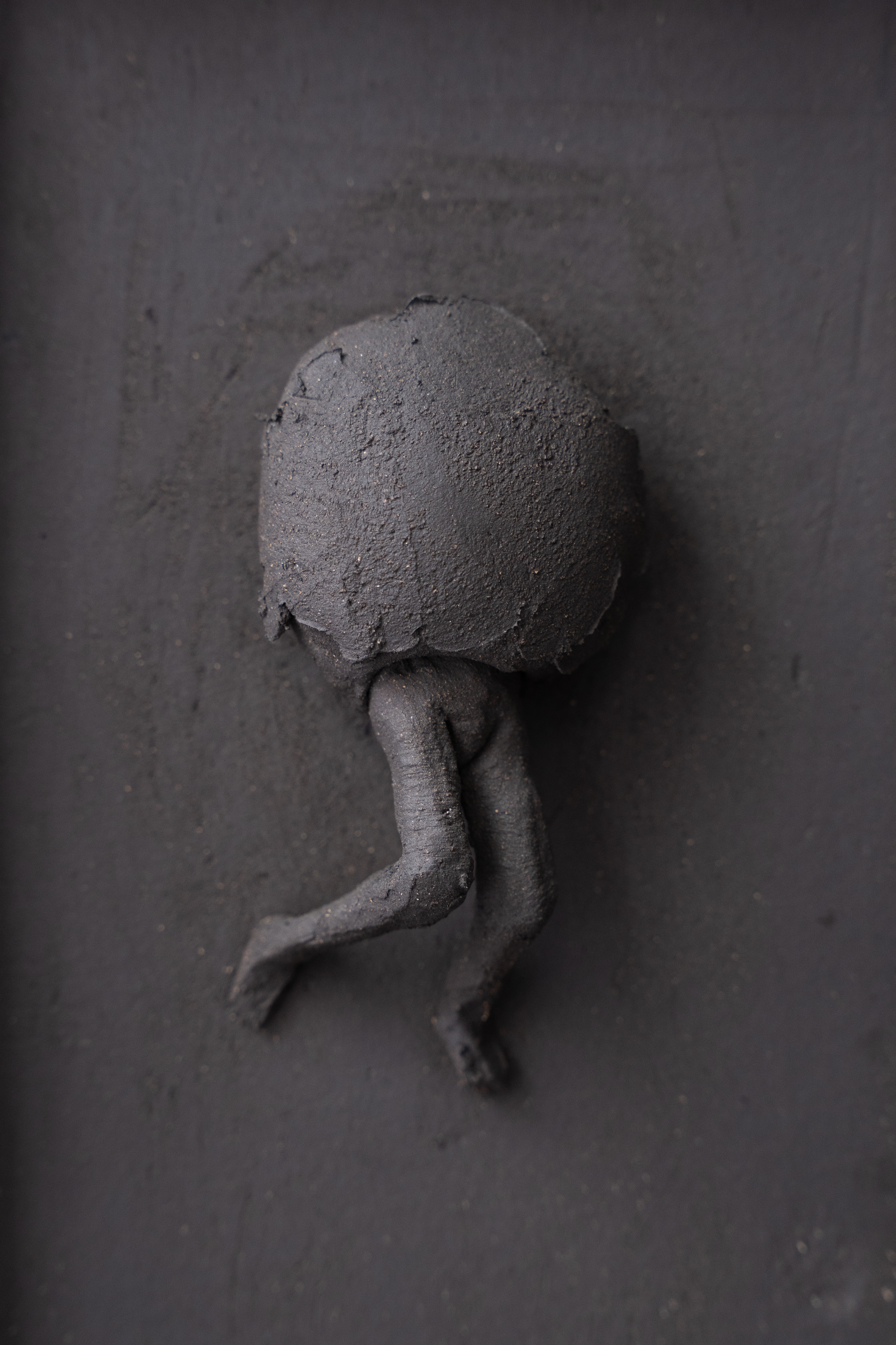Oratoire, détail — enfant sortant de son œuf. Photo © Octave Pineau-Furet
